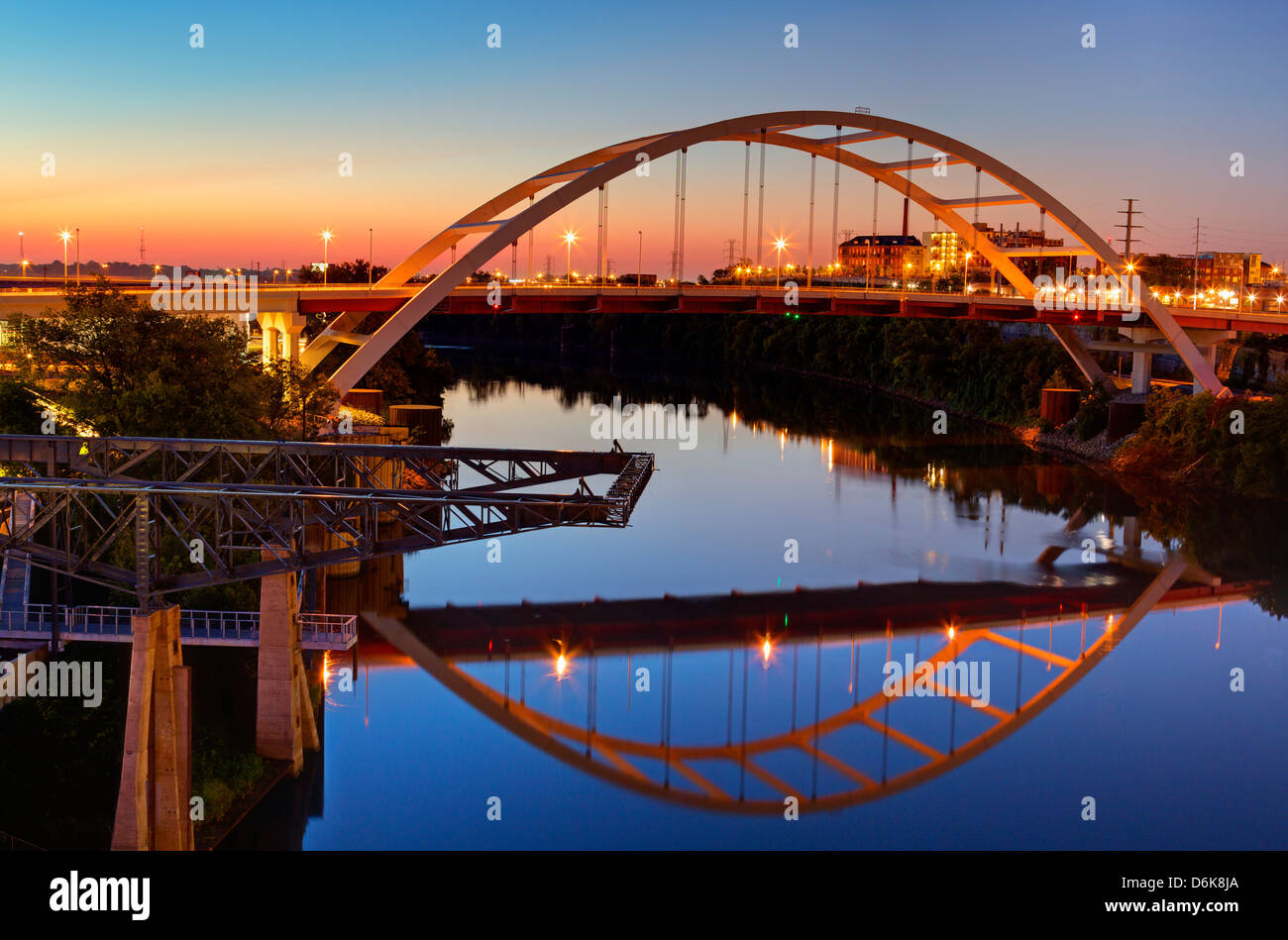 Cumberland River e ponte Gateway, Nashville, Tennessee, Stati Uniti d'America, America del Nord Foto Stock