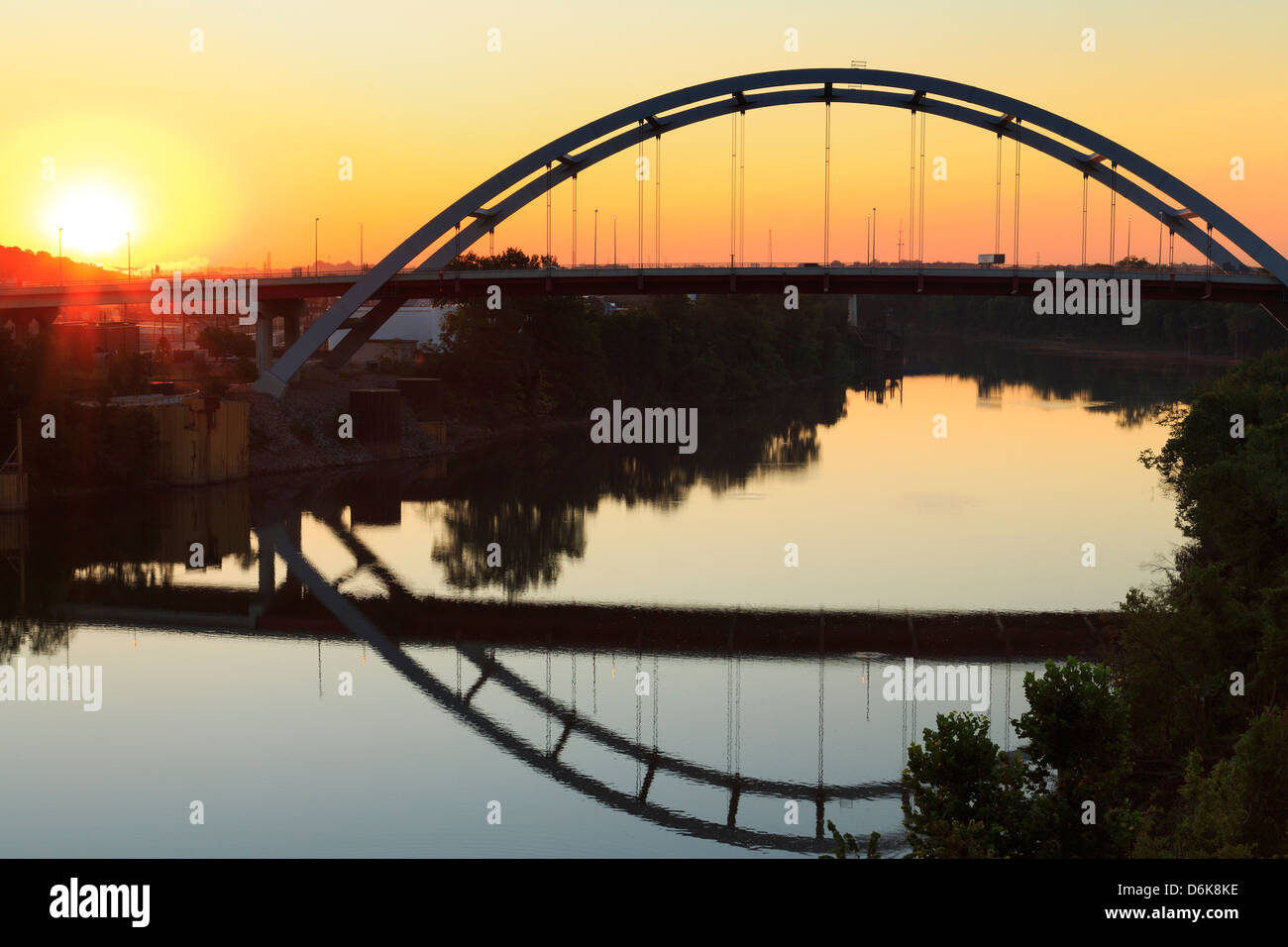 Ponte Gateway oltre il Cumberland River, Nashville, Tennessee, Stati Uniti d'America, America del Nord Foto Stock