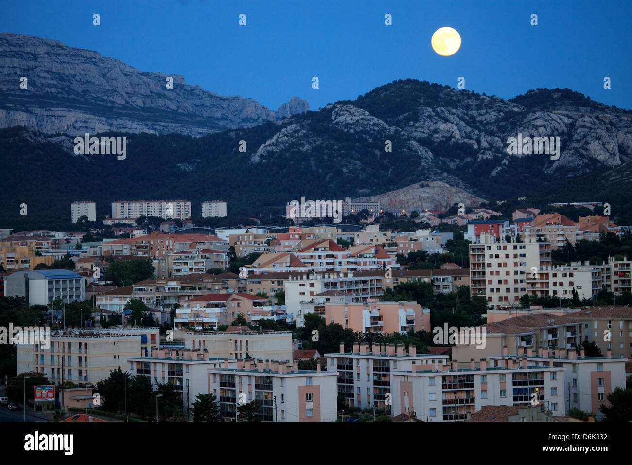 La luna piena al di sopra della città di Marsiglia Foto Stock
