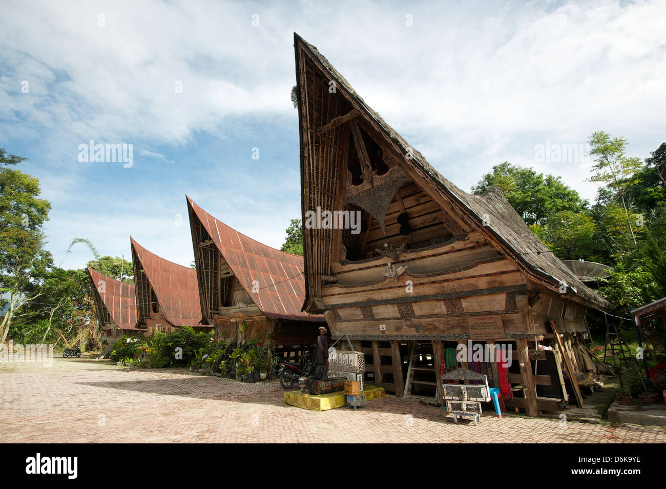 Batak Toba case di villaggio con alto tetto chiuso e iscrizioni tribali, Tomuk, isola di Samosir, Sumatra, Indonesia, sud-est asiatico Foto Stock