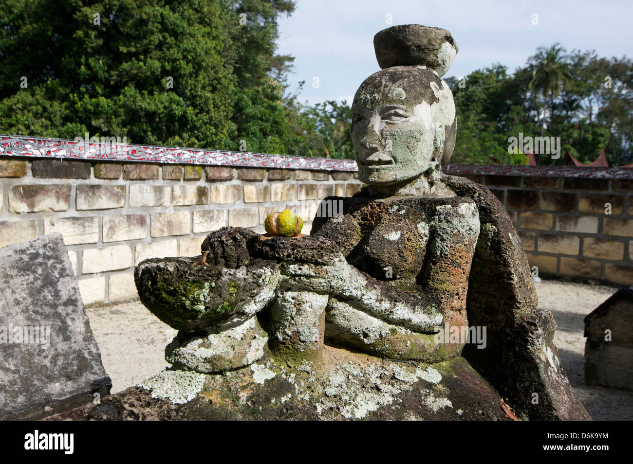 Tomba di pietra di Anting Malela Boru Sinaga, Tomuk, isola di Samosir, Sumatra, Indonesia, sud-est asiatico Foto Stock