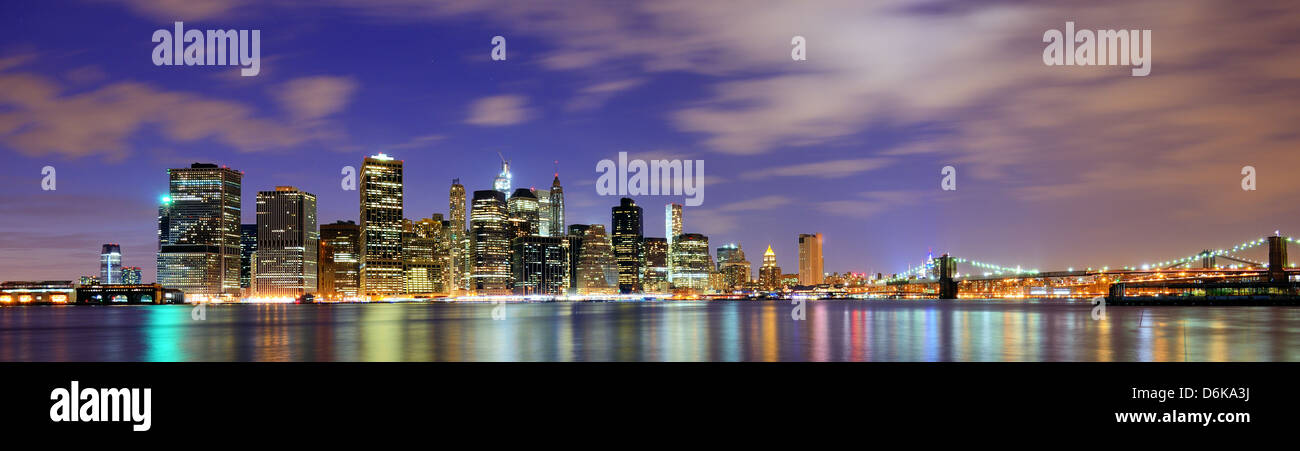 La parte inferiore di Manhattan da tutta l'East River in New York City. Foto Stock