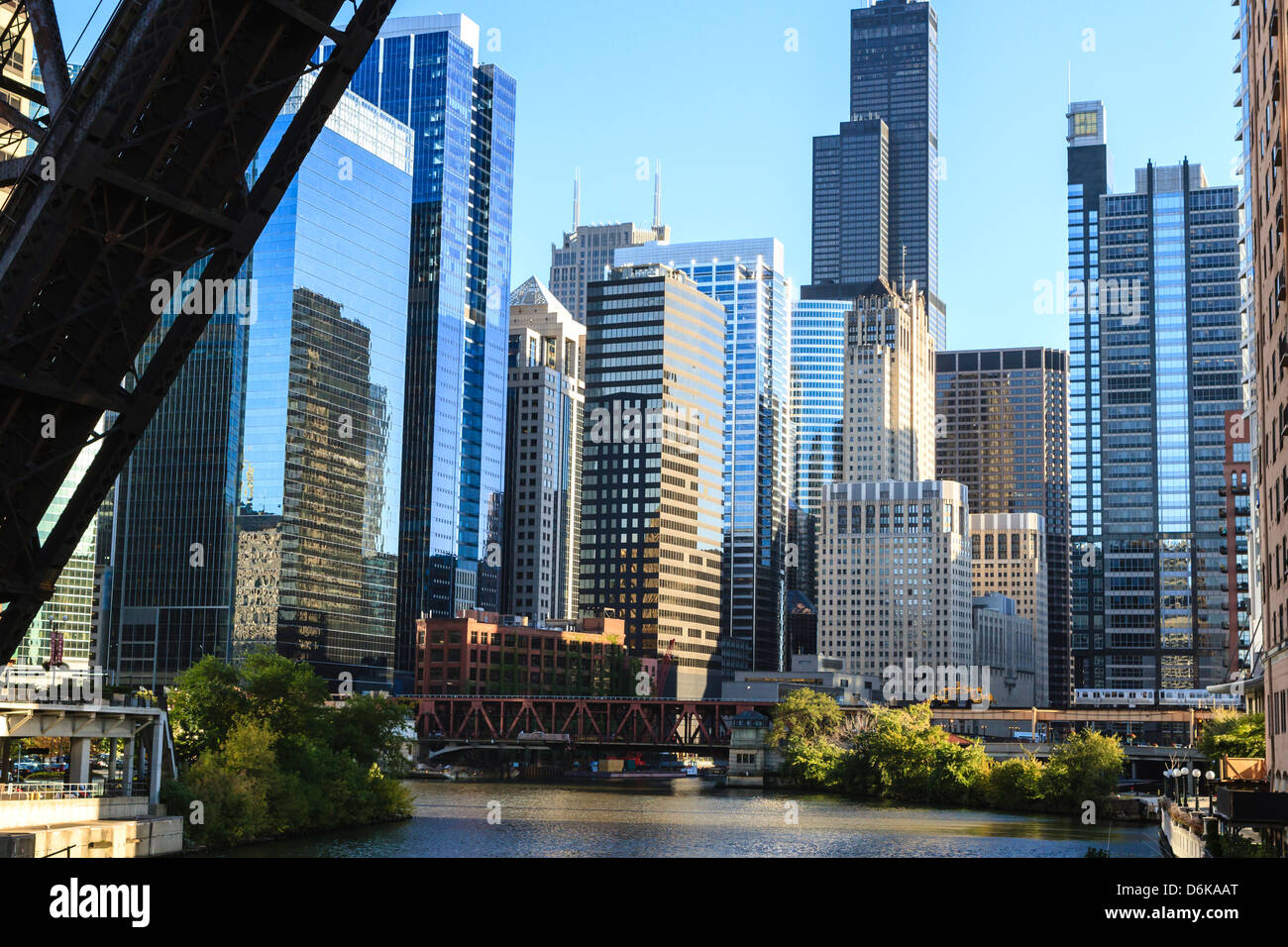 Chicago River e torri del West Loop area, Willis Tower, precedentemente Sears Tower in background, Chicago, Illinois, Stati Uniti d'America Foto Stock