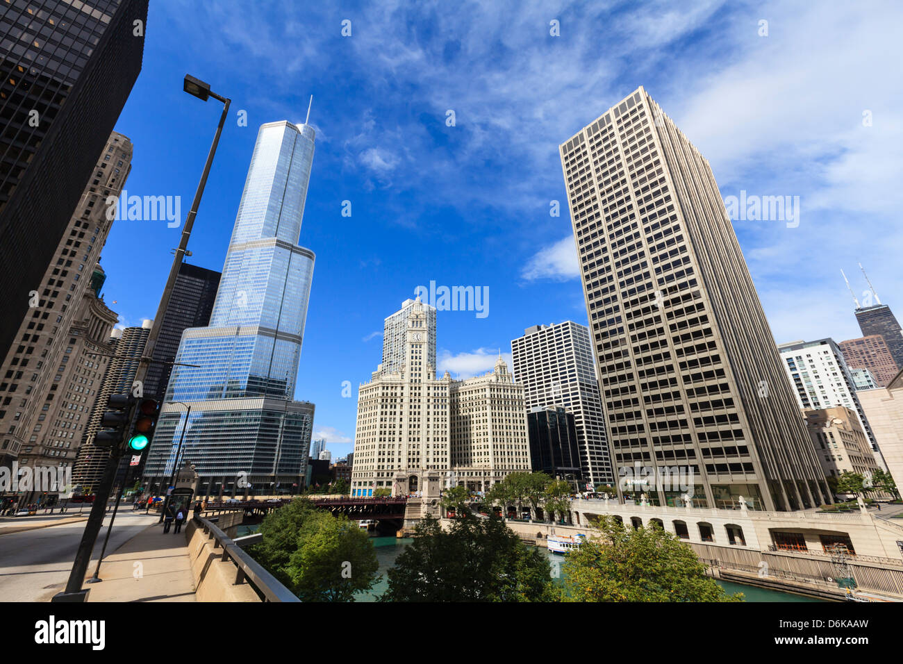 Chicago River guardando verso Trump Tower e il Wrigley Building, Chicago, Illinois, Stati Uniti d'America, America del Nord Foto Stock