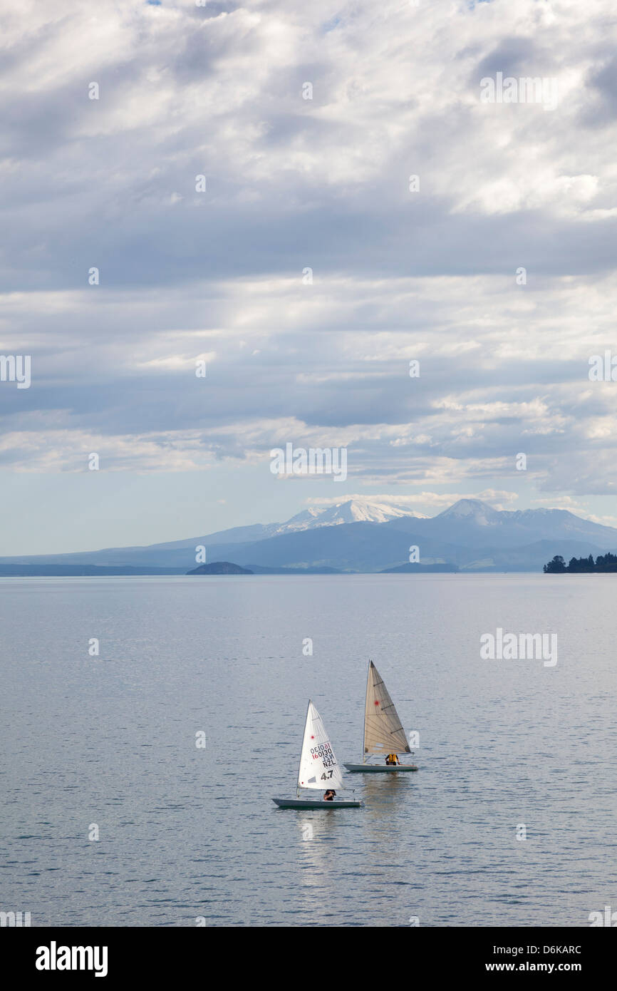Barca a vela sul lago Taupo sull'Isola Settentrionale della Nuova Zelanda Foto Stock