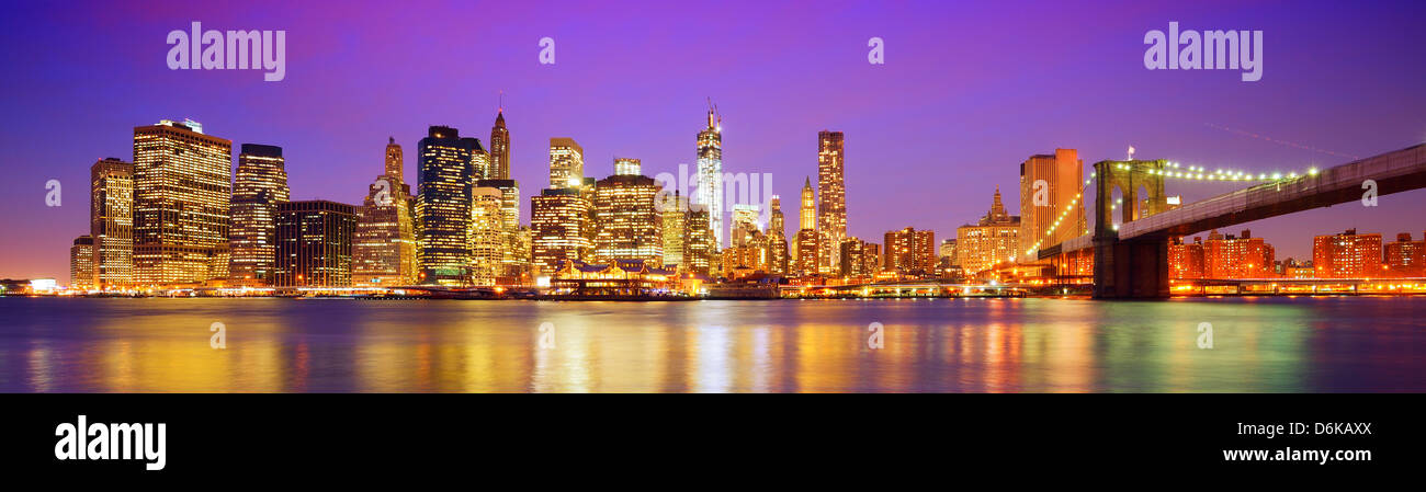 New York City panorama con il ponte di Brooklyn e il quartiere finanziario di tutta l'East River. Foto Stock
