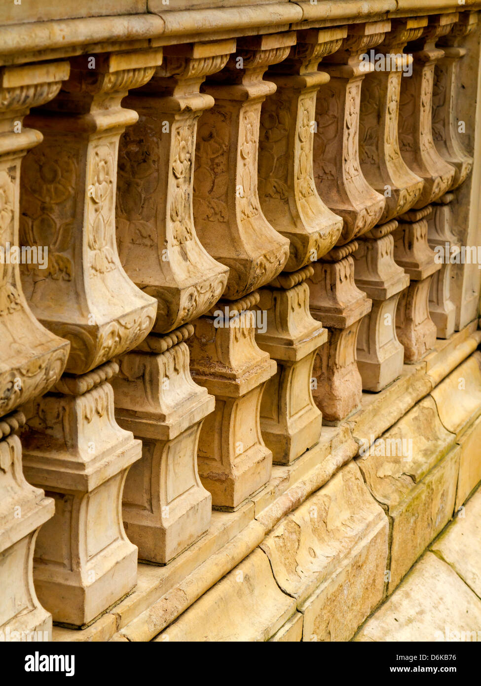 Ornati balaustra in pietra sul lato esterno del Henry Cole ala del Victoria and Albert Museum a South Kensington London REGNO UNITO Foto Stock