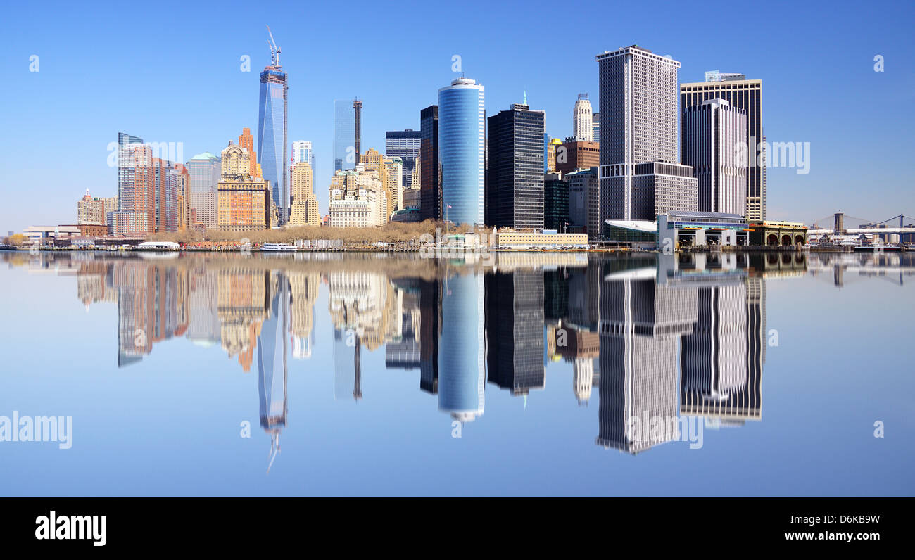 La parte inferiore di Manhattan financial district skyline di New York City con riflessioni. Foto Stock