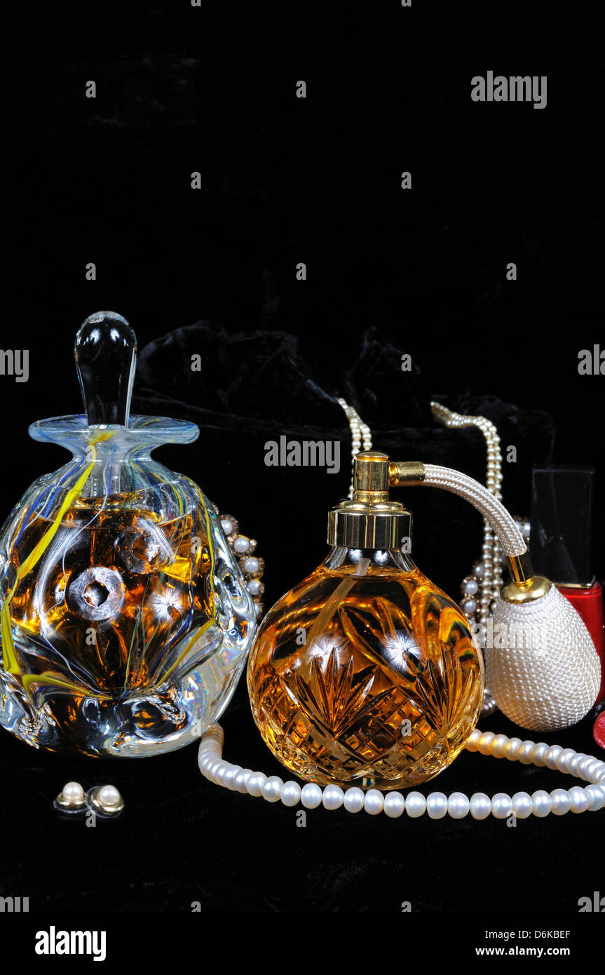 Profumo flacone nebulizzatore, Profumo bottiglia con tappo e gioielli Foto  stock - Alamy