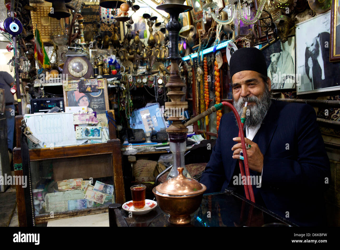Un vecchio uomo narguile fumare nel bazaar di Isfahan, Iran, Medio Oriente Foto Stock