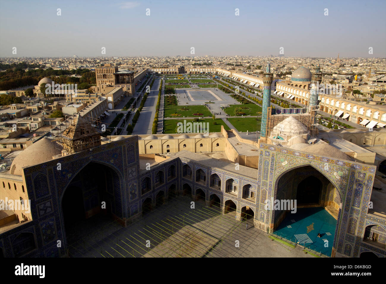Vista dal grande minareto oltre la piazza Reale, sito UNESCO, Grande moschea di Isfahan, Iran, Medio Oriente Foto Stock