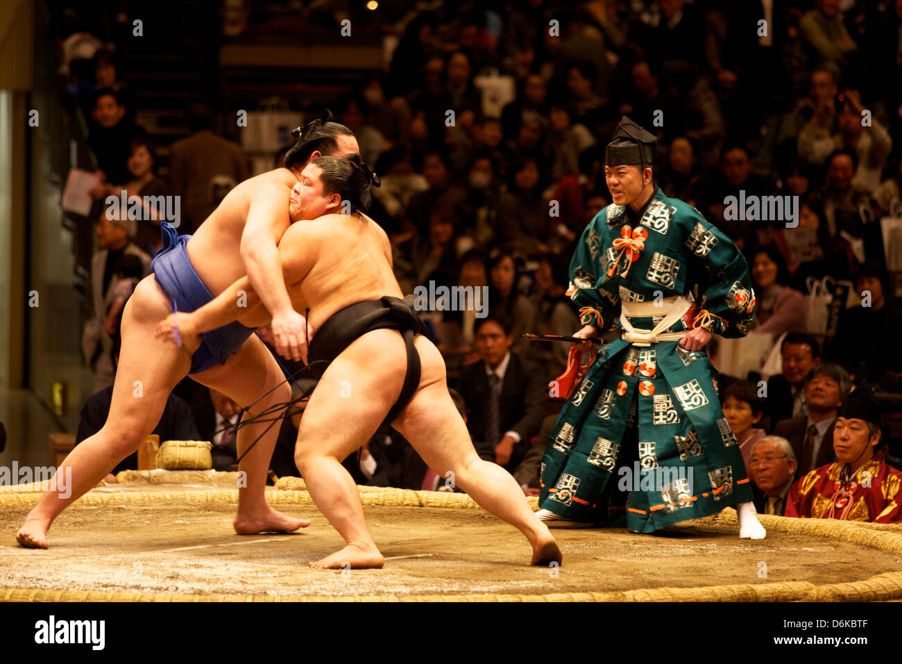 Due lottatori di sumo lotta al Kokugikan stadium, Tokyo, Giappone, Asia Foto Stock