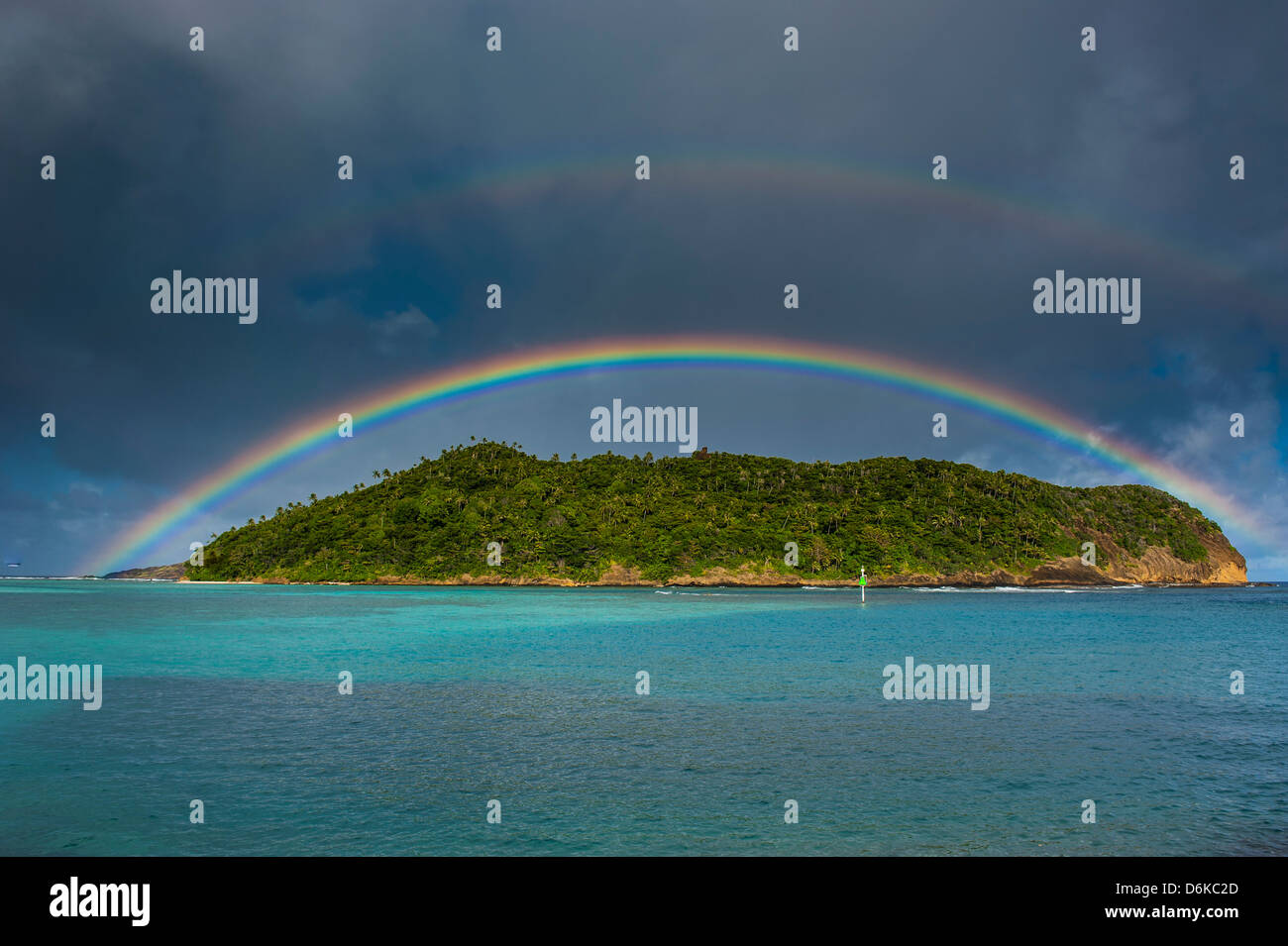Incredibile rainbow su un isolotto off Ofu Island, manualmente isola gruppo American Samoa, Pacifico del Sud e del Pacifico Foto Stock