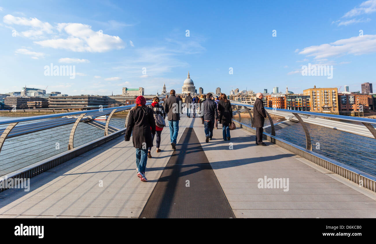 Pedoni che attraversano Millennium Bridge, London, England, Regno Unito Foto Stock