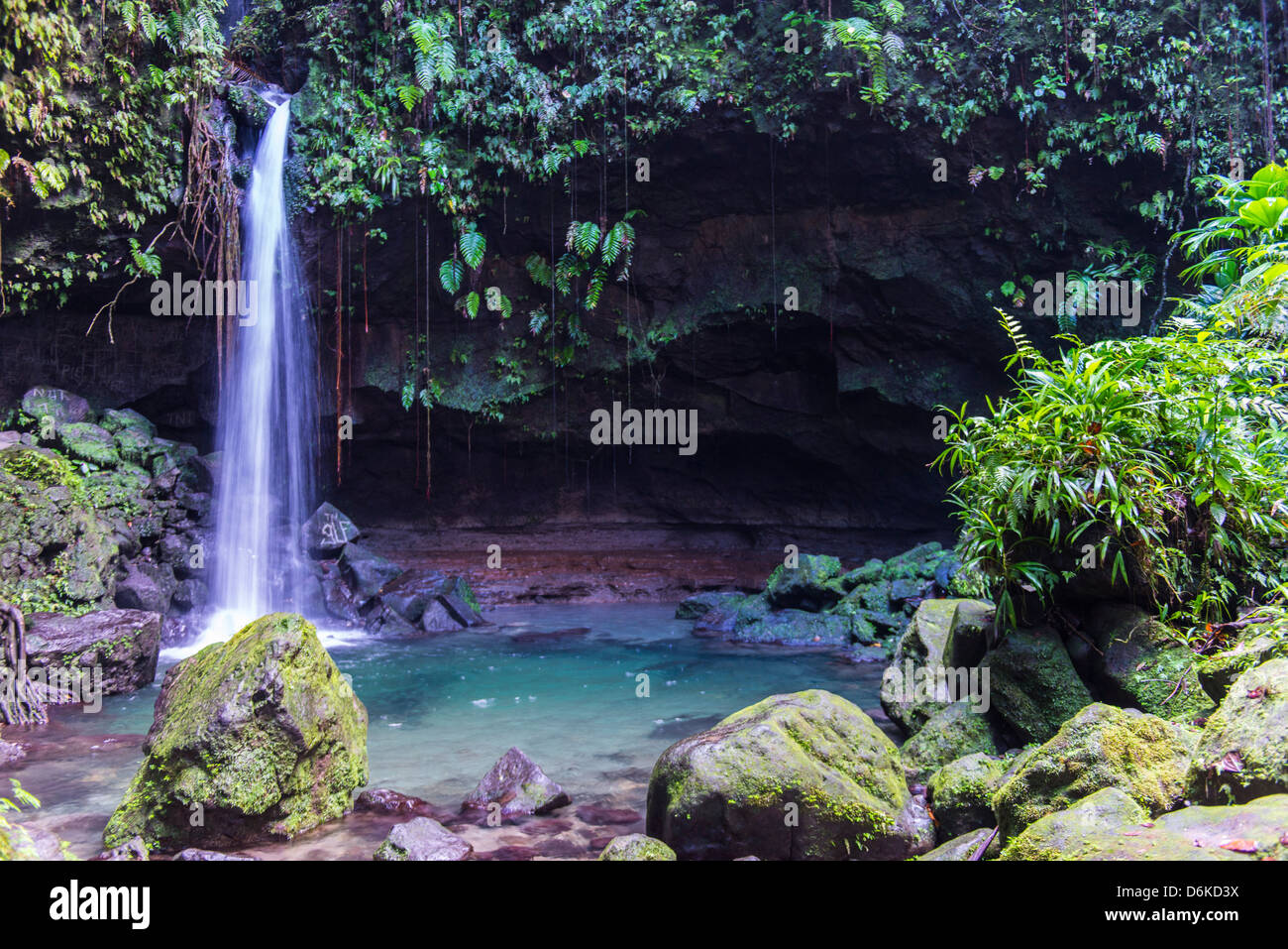 Cascata spruzzi in piscina smeraldo in Dominica, West Indies, dei Caraibi e America centrale Foto Stock