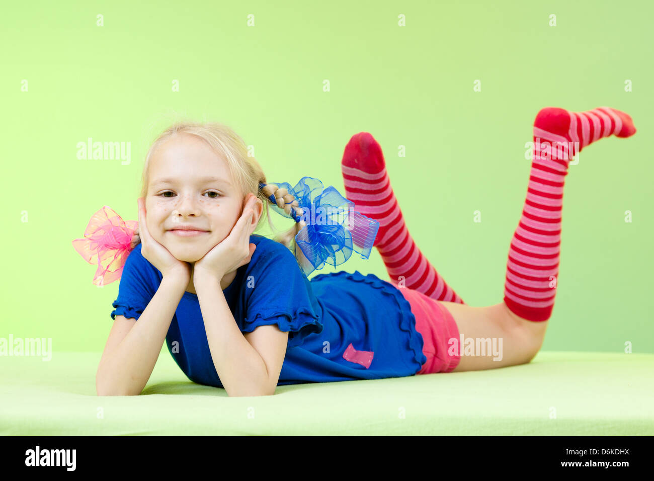 Pretty girl in luminosi di capi di abbigliamento o di Fancy Dress Foto Stock