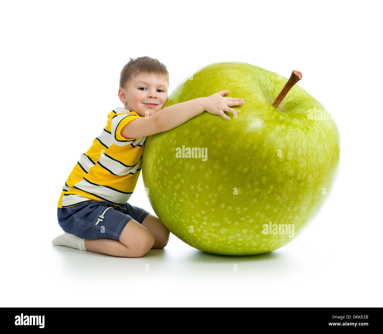 Ragazzino con grande mela verde Foto Stock