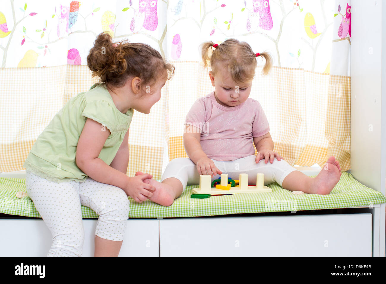Bambini sorelle giocare insieme in ambienti chiusi Foto Stock
