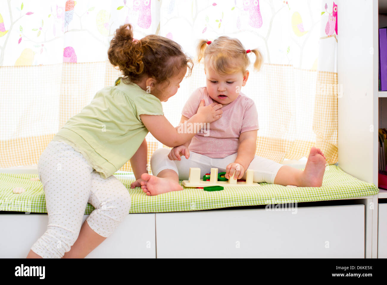 I due ragazzi Sorelle giocare insieme in ambienti chiusi Foto Stock