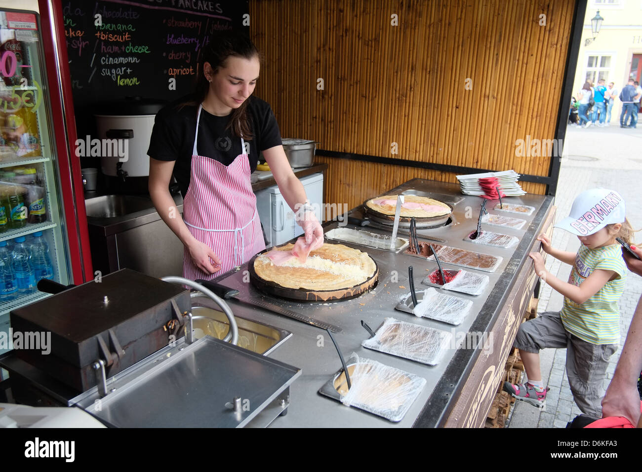 Crepes di vendita su un mercato in vendita Praga foodstufs Foto Stock