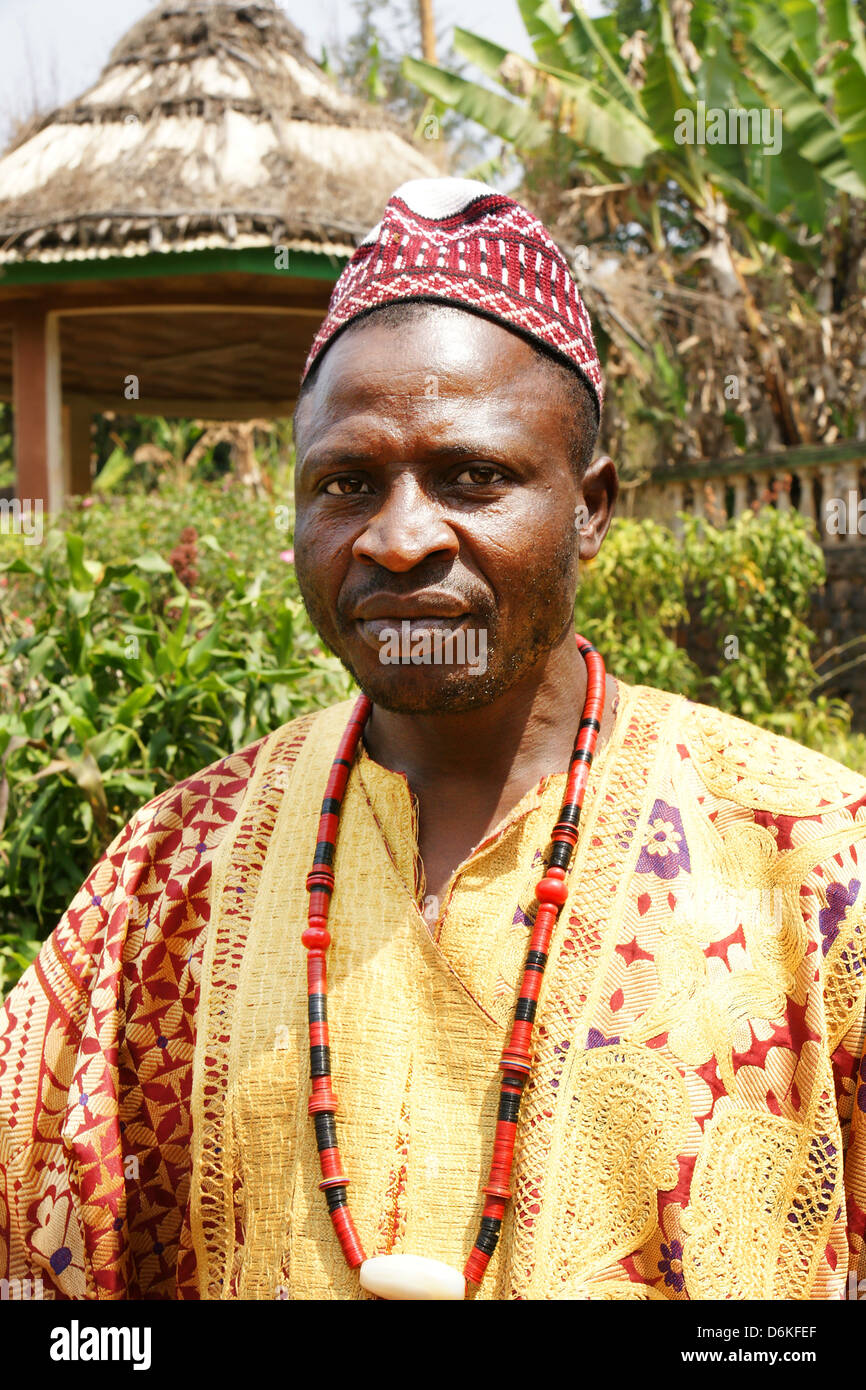 AFRICA,Camerun, FONGO-TONGO - gennaio 20: villaggio africano Chief incinta dalla giovane moglie a gennaio, 20, 2013 in Camerun. Molti Foto Stock