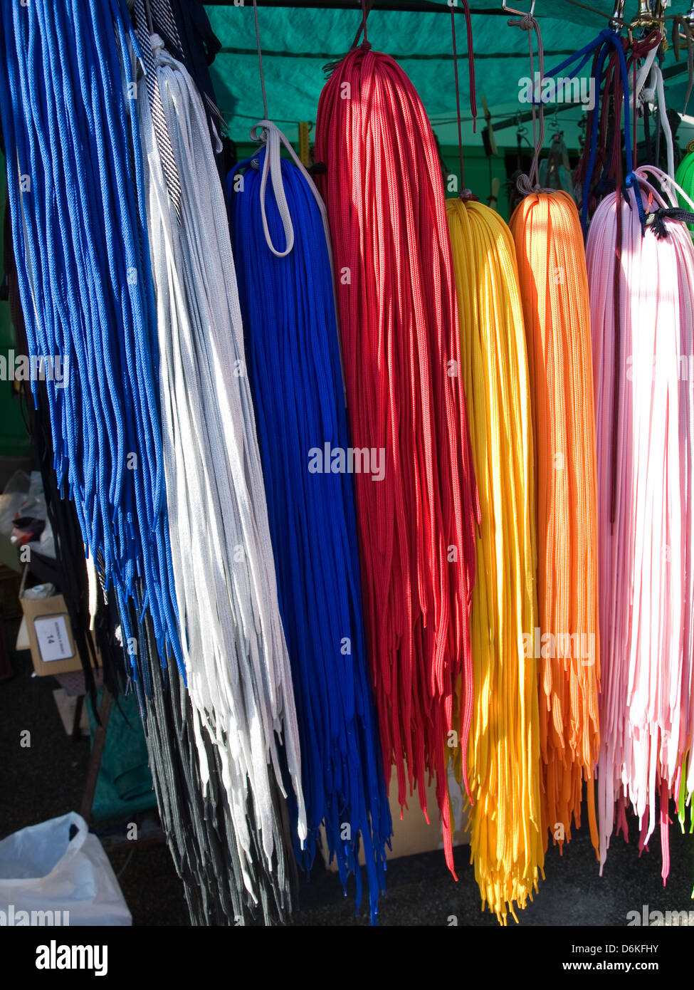 Street Market - lacci colorati per calzature Foto Stock