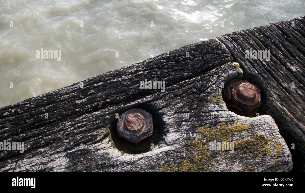Le viti arrugginite in legno weatherworn Foto Stock