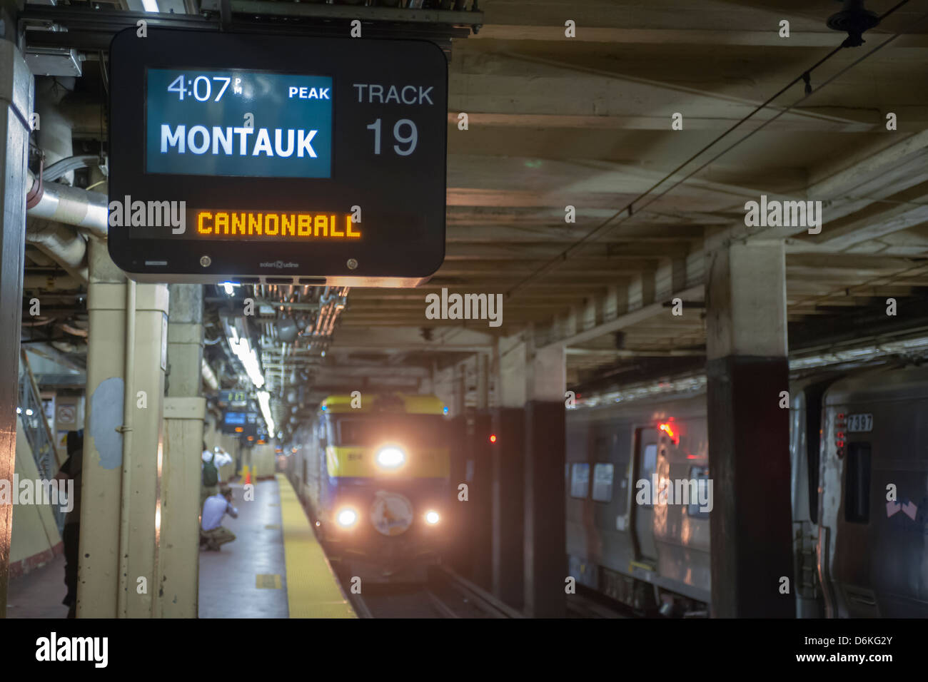 La ferrovia di Long Island debutta per la stampa il suo 'Cannonball' express treno in stazione Penn di New York Foto Stock