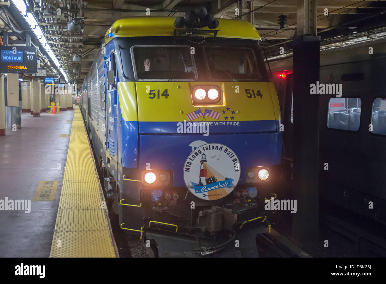La ferrovia di Long Island debutta per la stampa il suo 'Cannonball' express treno in stazione Penn di New York Foto Stock