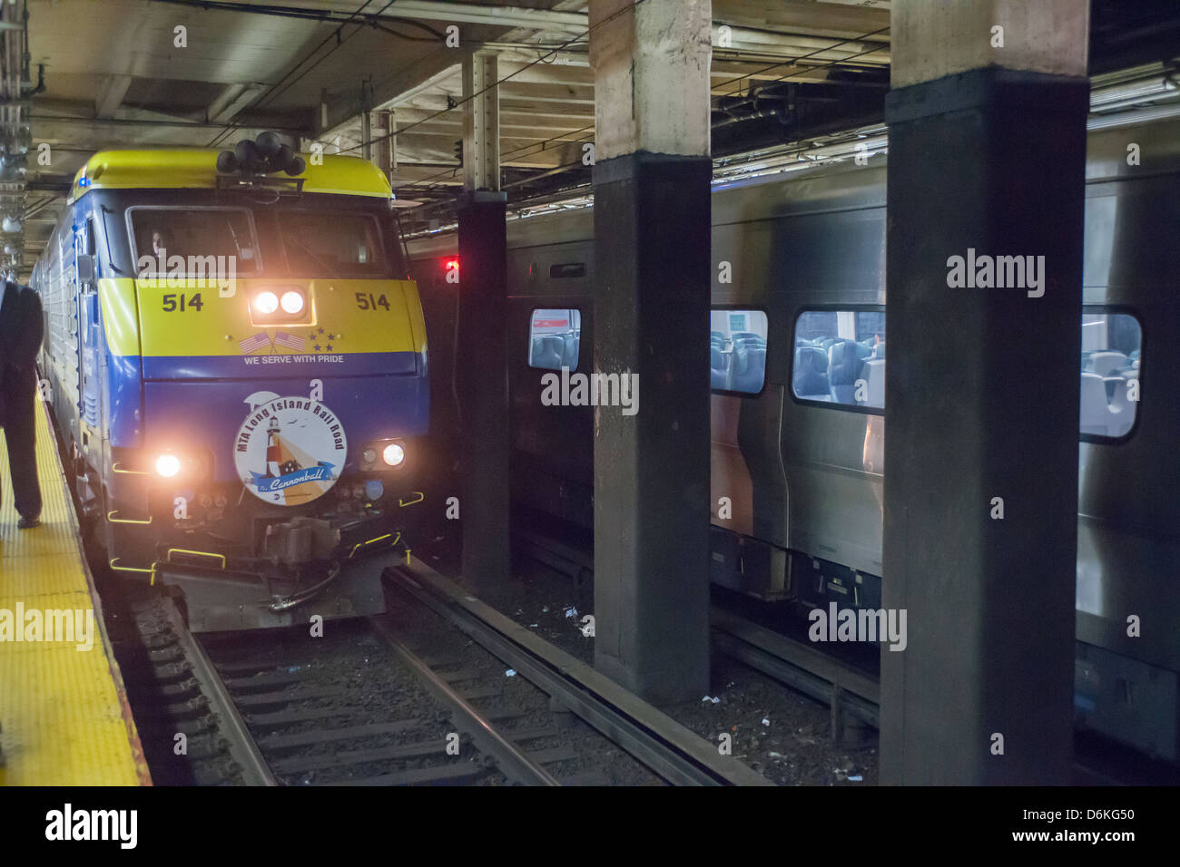 La ferrovia di Long Island debutta per la stampa il suo 'Cannonball' express treno in stazione Penn di New York Foto Stock
