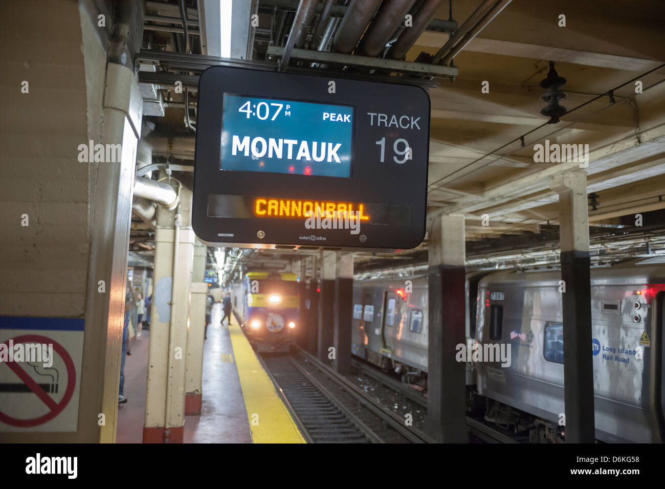 La ferrovia di Long Island debutta per la stampa il suo 'Cannonball' express treno in stazione Penn di New York Foto Stock