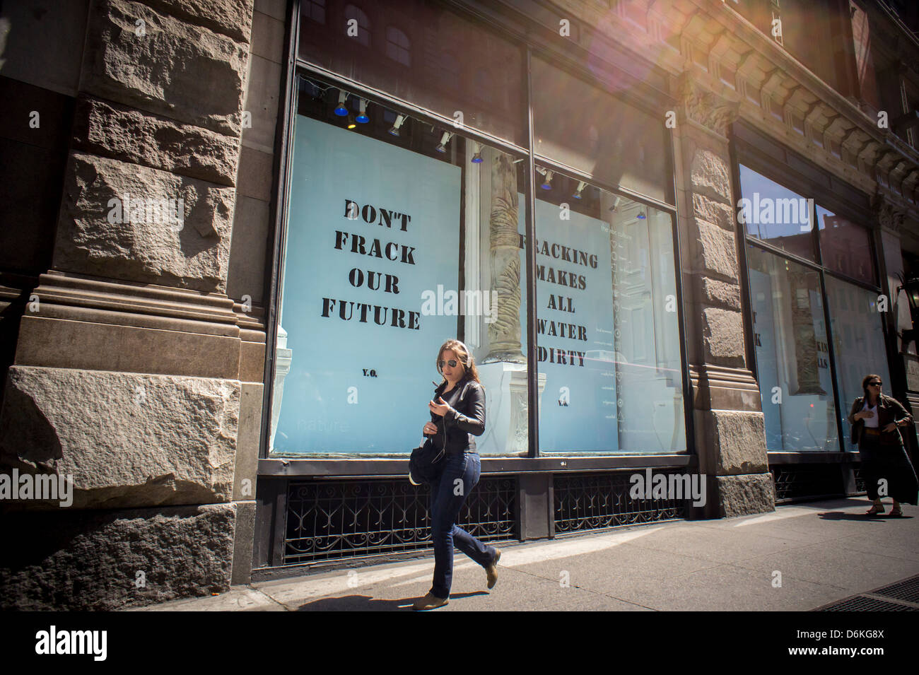 Le finestre di ABC Carpet & Home in New York Visualizza anti-fracking artwork da l'attivista/artista Yoko Ono Foto Stock