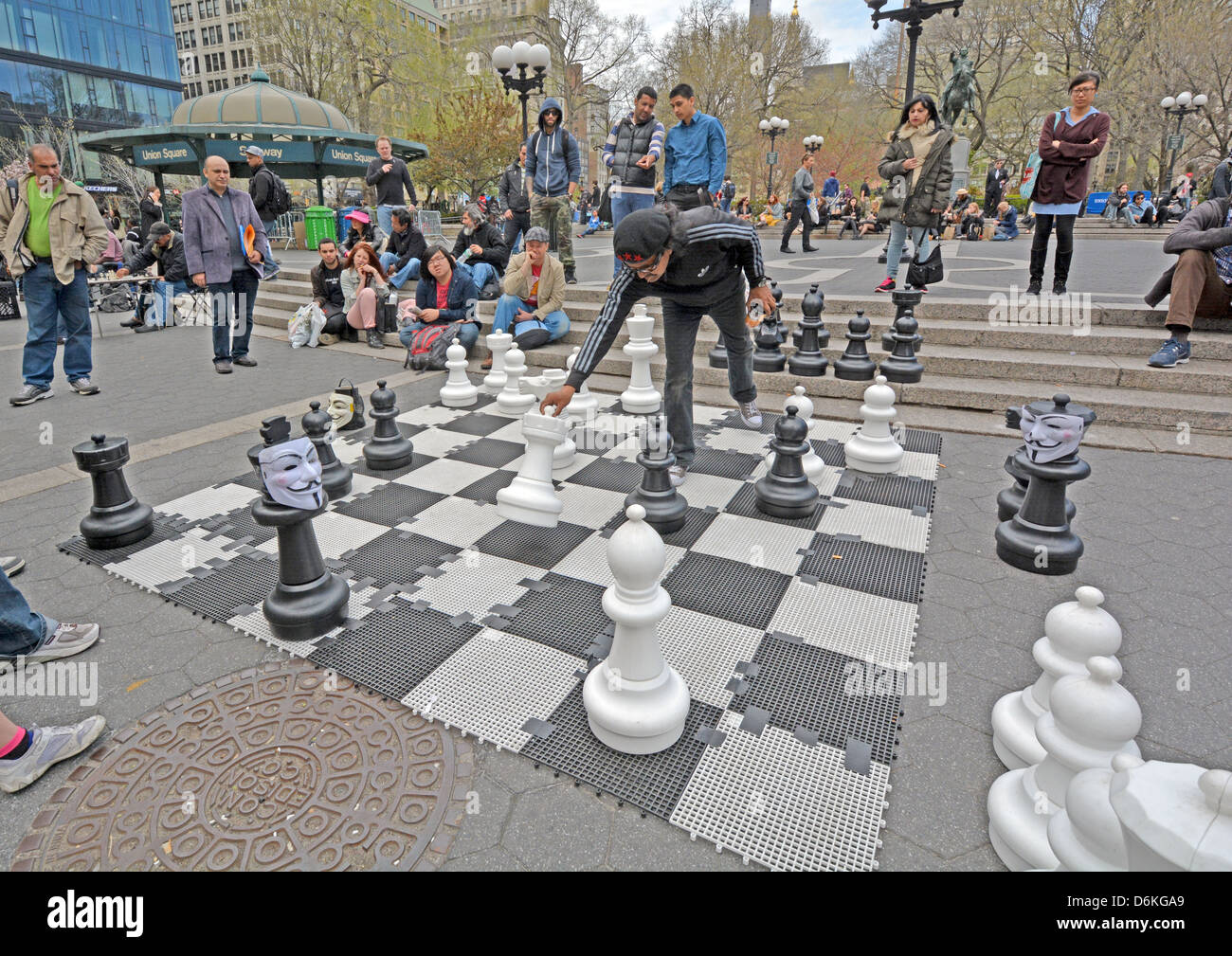 Partita scacchi a personaggi viventi in Union Square Park di New York City ha giocato con la vita di pezzi di dimensioni Foto Stock