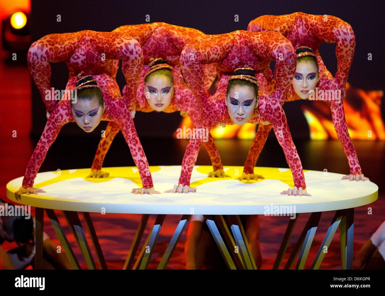 Dispensa - un handout foto mostra i ballerini eseguono acrobazie al gruppo notte la sera prima dell'automobile trade fair 'Auto' di Shanghai in Cina a Shanghai, 19 aprile 2013. Foto: FRISO GENTSCH Foto Stock