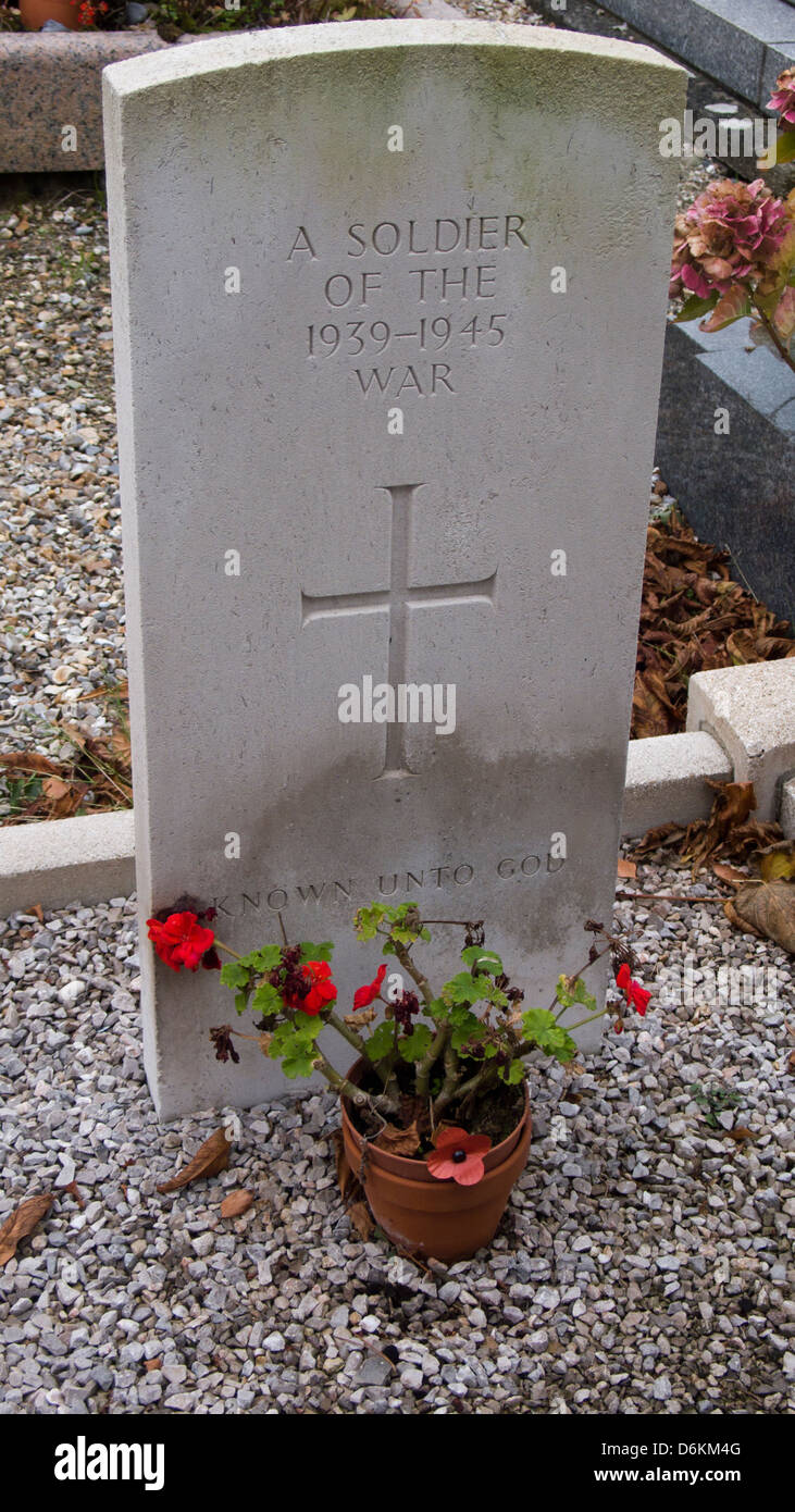 Fiori presso la tomba del Soldato sconosciuto WW2, villaggio cimitero, Normandia, Francia Foto Stock