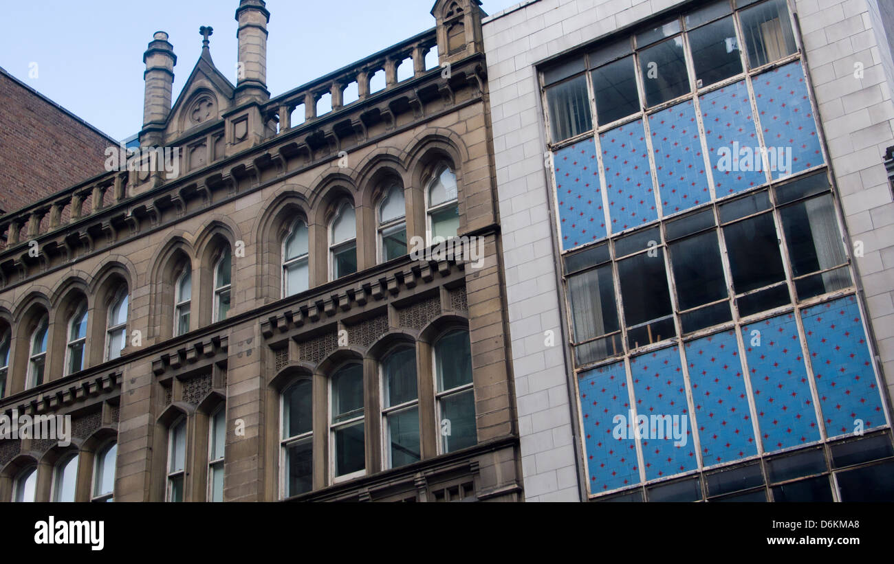 La vecchia e la nuova architettura, stili contrastanti, Manchester, Regno Unito Foto Stock