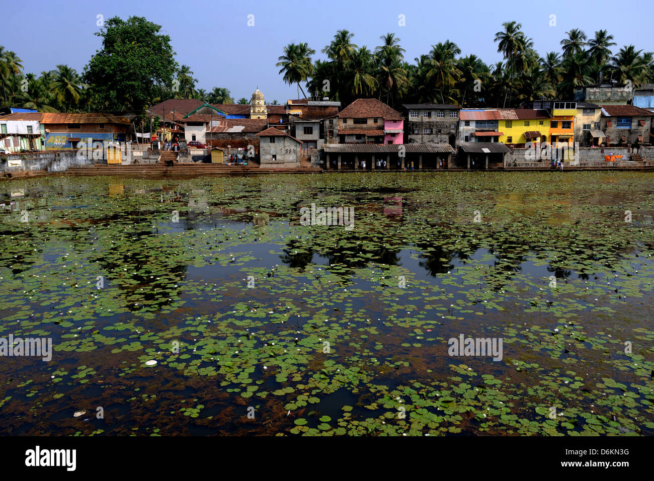 Vista di una strada in Gokarna con case affacciate sul Kotitheertha fatte a mano serbatoio santo Foto Stock