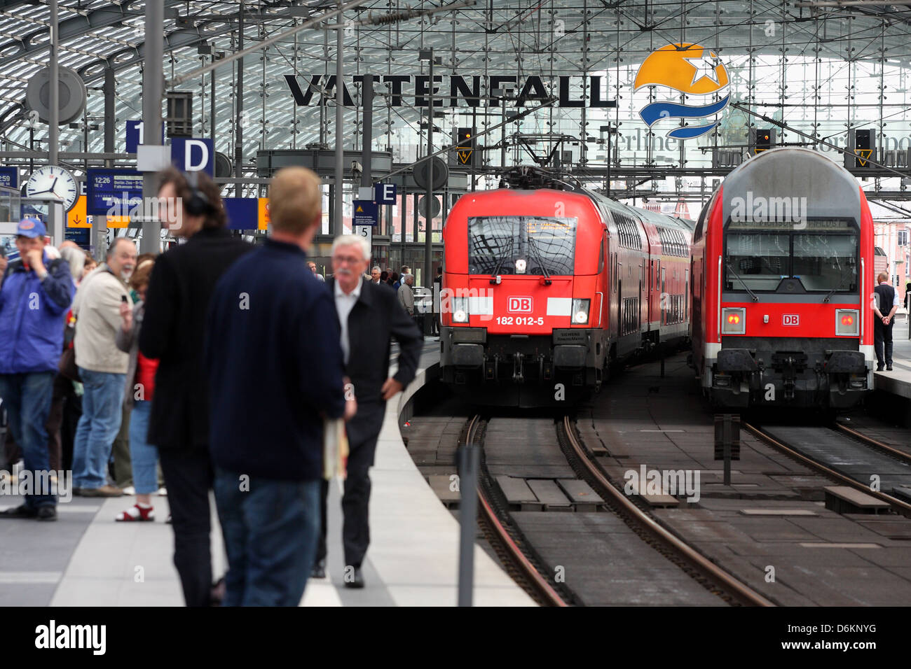 Berlino, Germania, in treno arrivando alla Berlino della stazione ferroviaria principale Foto Stock