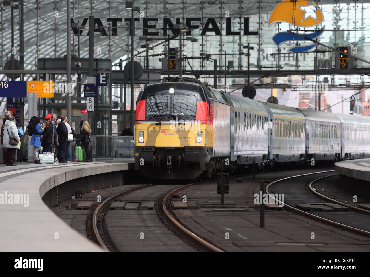 Treno in arrivo in Germania i colori in occasione della conferenza stampa, il nuovo treno di collegamento da Berlino a Gdansk Foto Stock