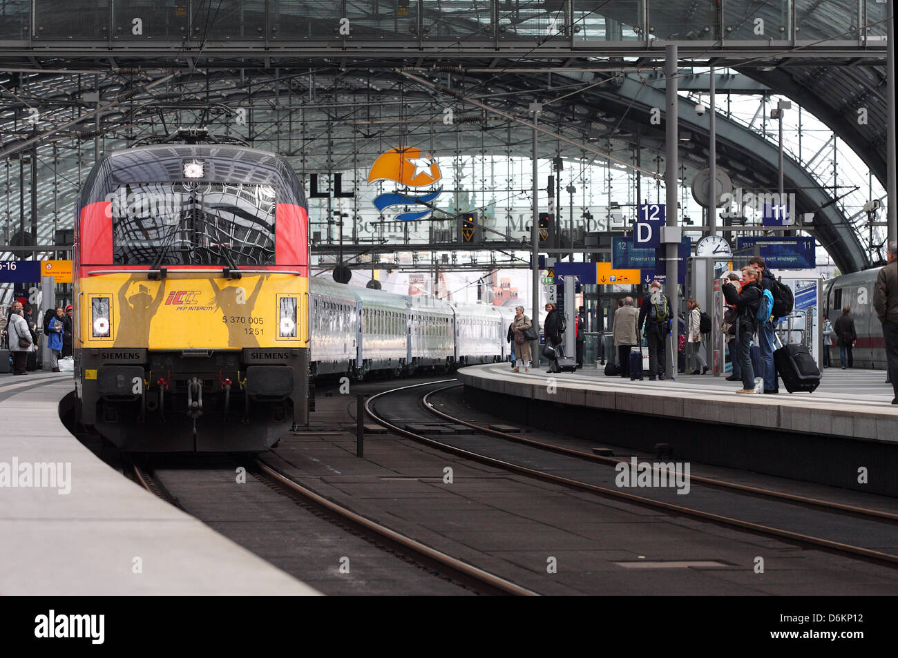 Treno in arrivo in Germania i colori in occasione della conferenza stampa, il nuovo treno di collegamento da Berlino a Gdansk Foto Stock