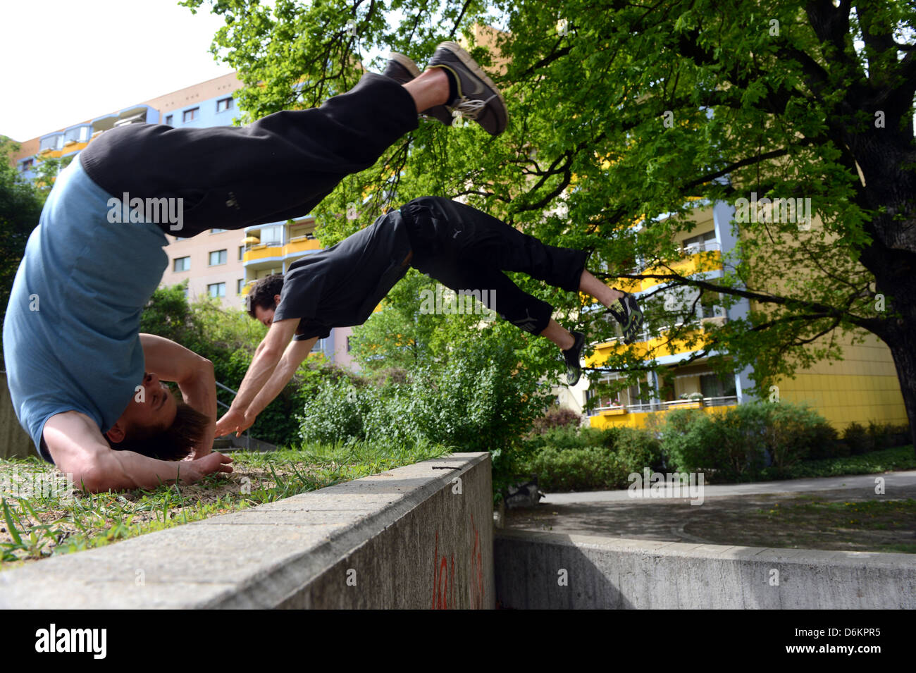 Potsdam, Germania, parkour atleta praticante in un alto edificio di estate Potsdamer Foto Stock
