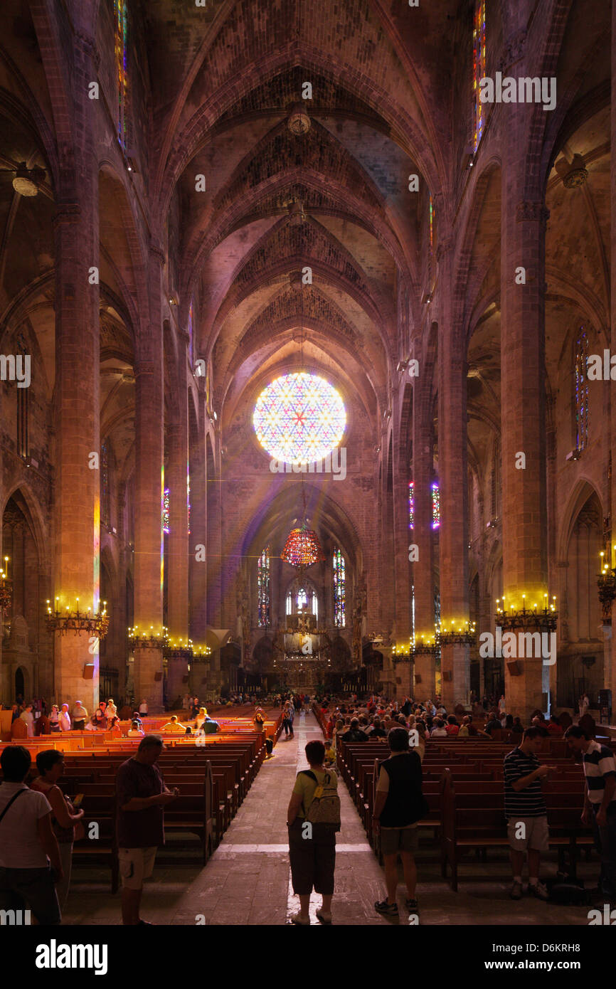 Palma, Spagna, la navata centrale della cattedrale di La Seu, Palma de Mallorca Foto Stock