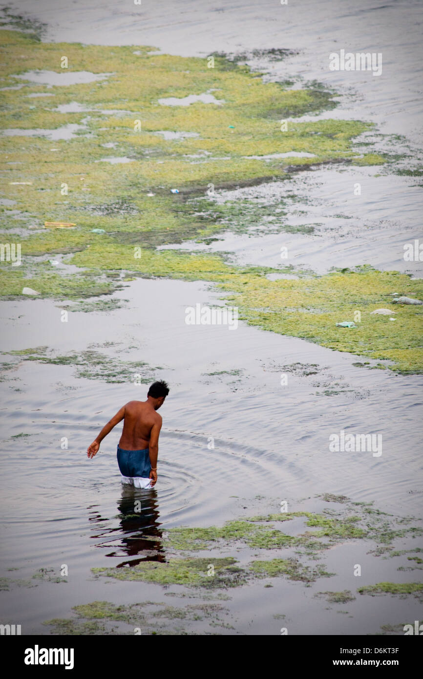 Un uomo la balneazione nel fiume Sabarmati ad Ahmedabad, India Foto Stock
