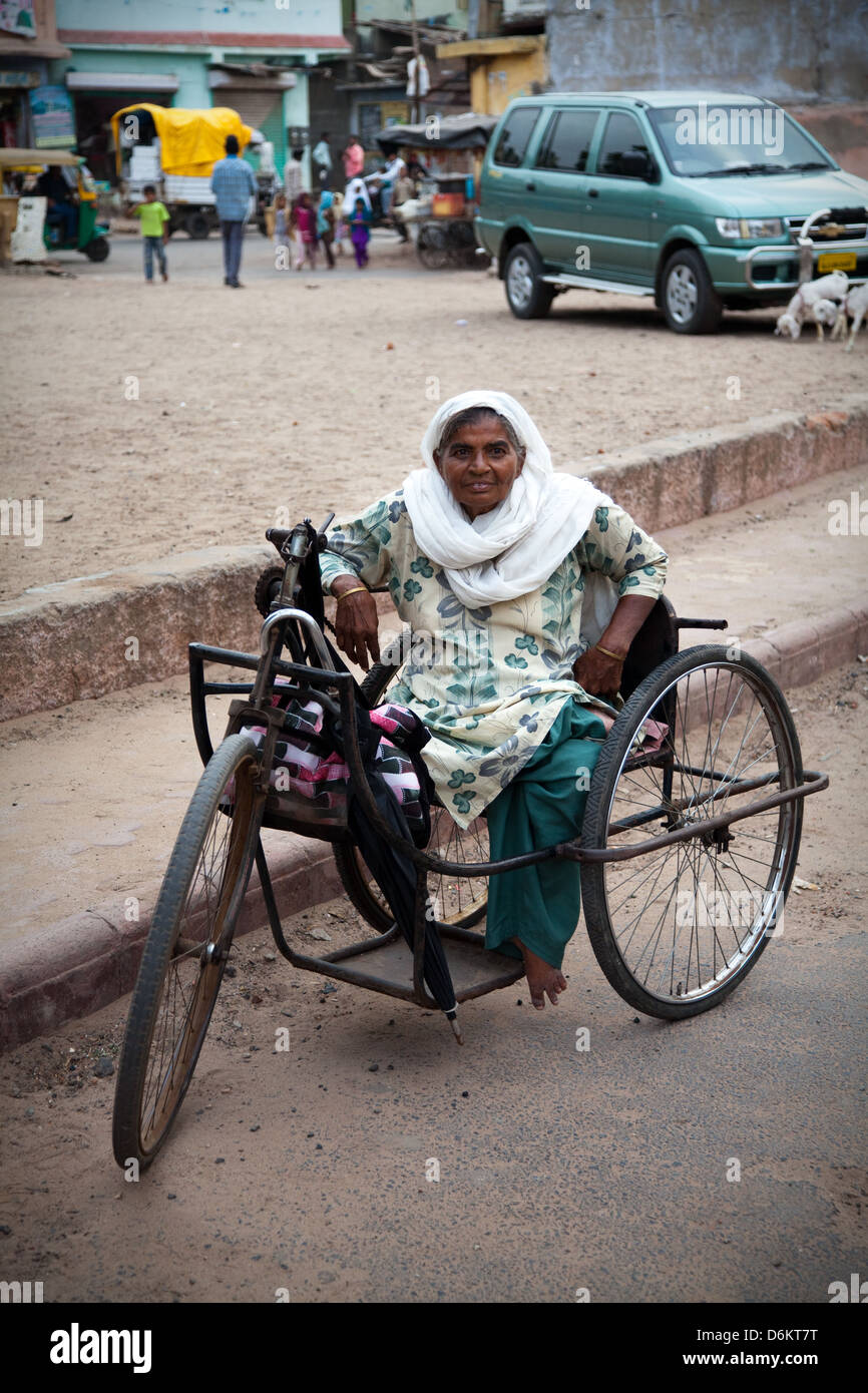 Vecchia Signora indiana su un triciclo Foto Stock