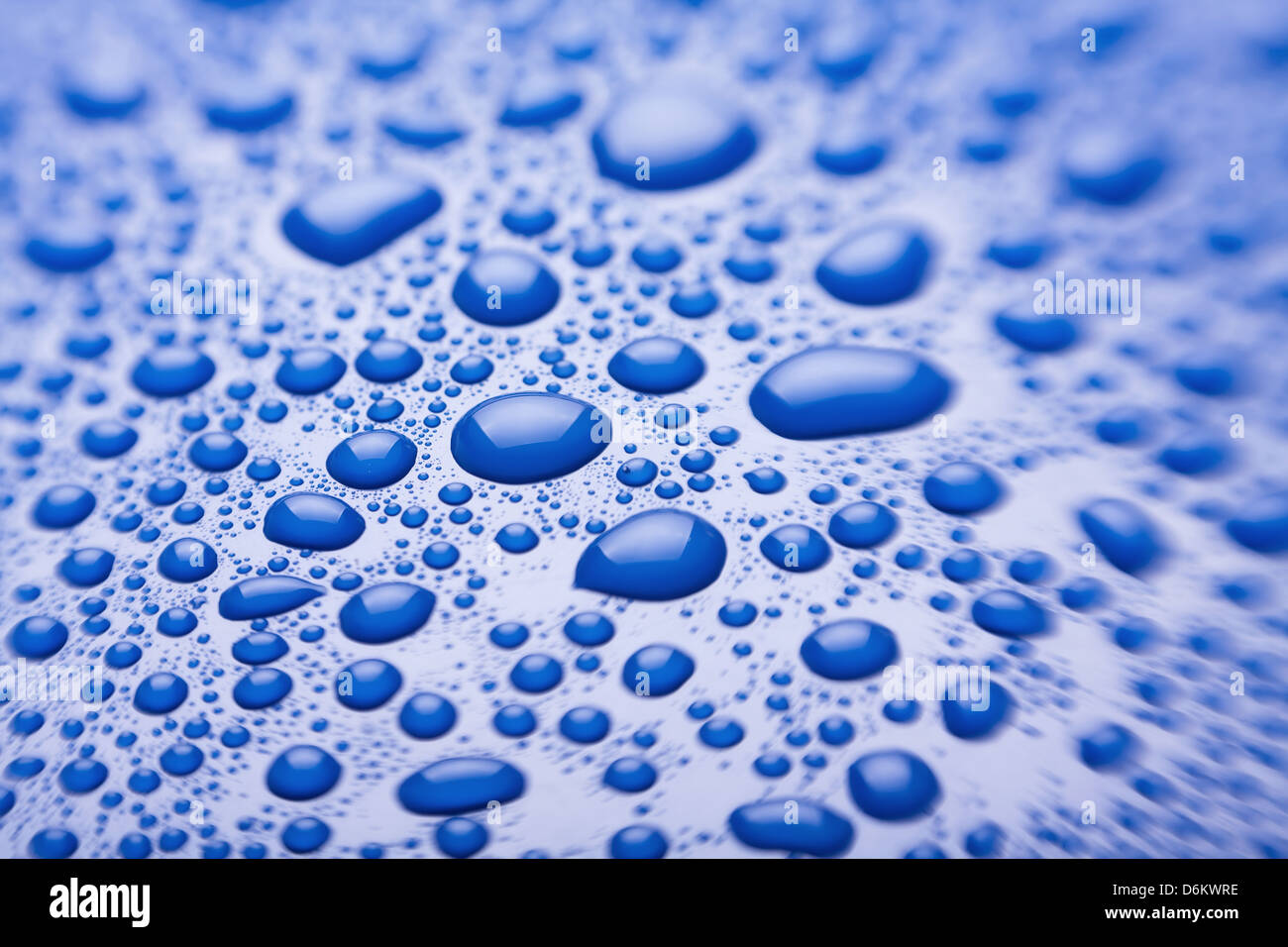 Gocce d'acqua blu telaio completo closeup Foto Stock