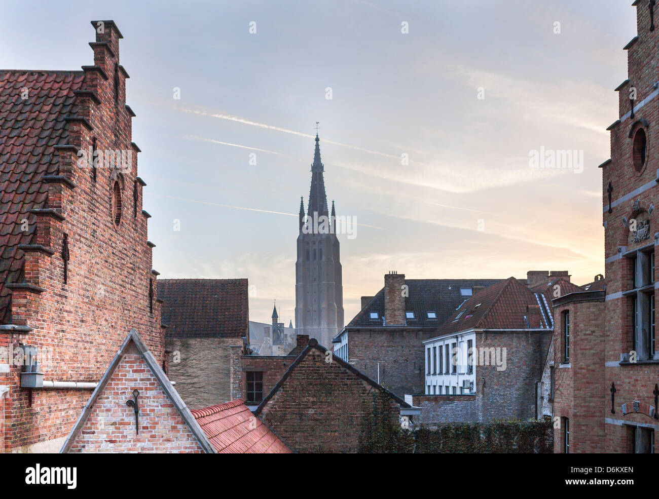Vista sul tetto della chiesa di Nostra Signora la guglia, Bruges, Belgio (XIII secolo sito patrimonio mondiale) - 2a piu' alta torre in mattoni nel mondo Foto Stock Vista sul tetto della chiesa di Nostra Signora la guglia, Bruges, Belgio (XIII secolo sito patrimonio mondiale) - 2a piu' alta torre in mattoni nel mondo Foto Stock