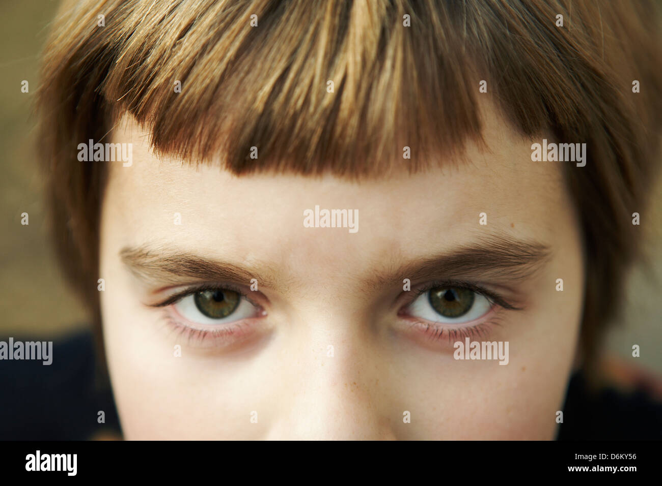 7 anno vecchia ragazza con bangs Foto Stock