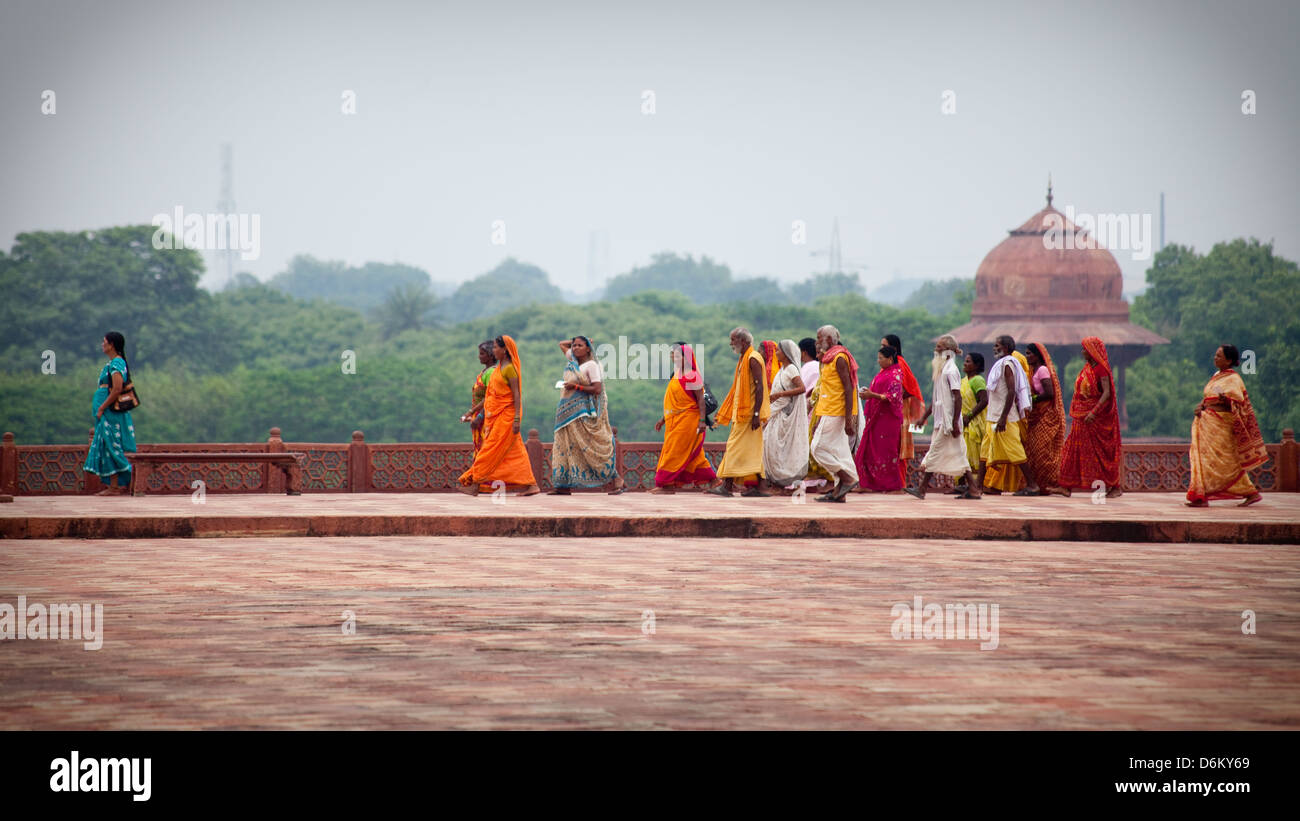Le donne in un colorato abito indiano a piedi lungo la parete nord del Taj Mahal complessa Foto Stock
