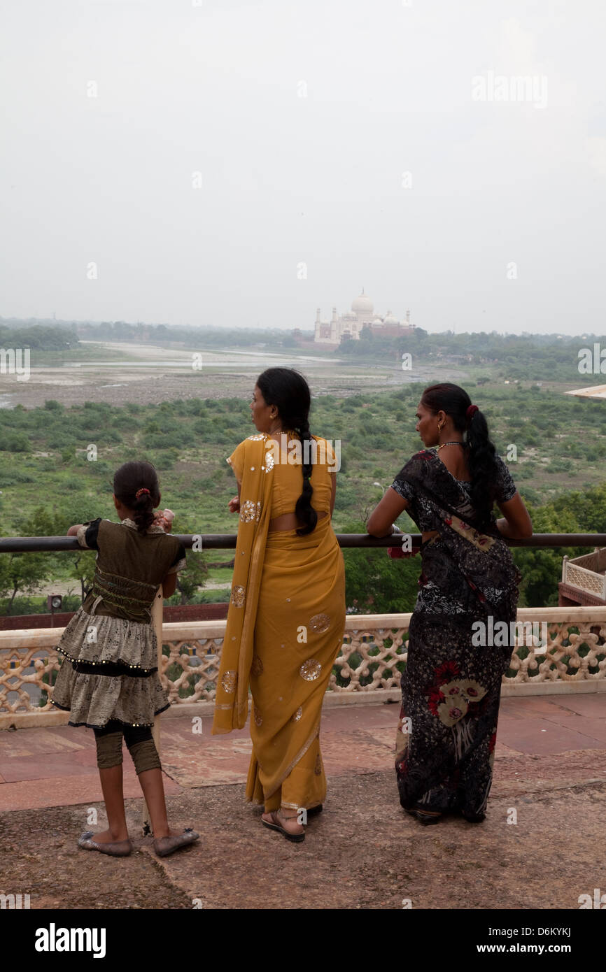 Le donne a Agra Fort, India, guardando verso il Taj Mahal Foto Stock