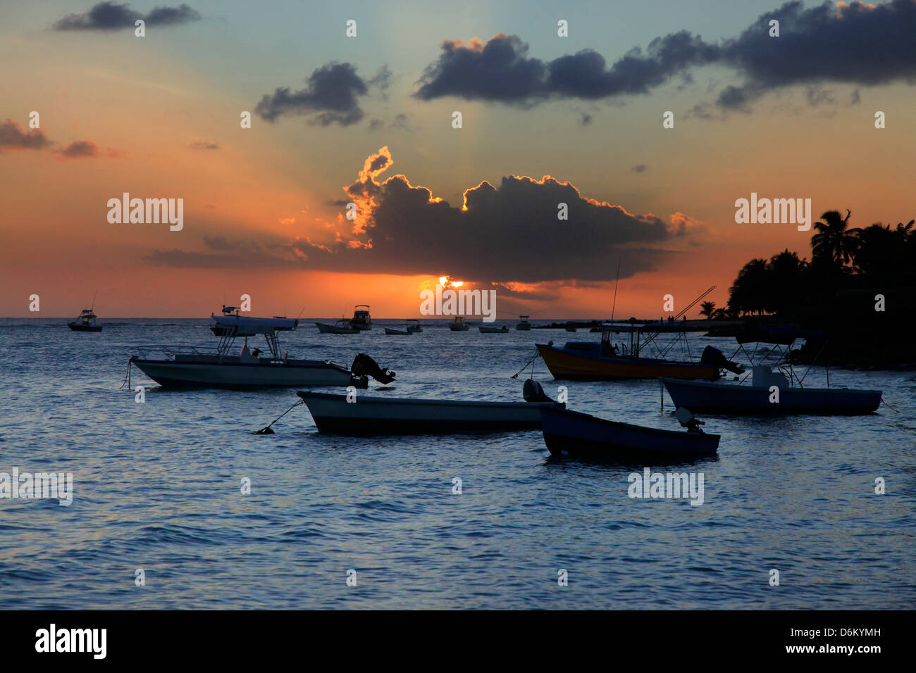 In barca a vela con un bellissimo tramonto in un luogo tropicale. Barbados Foto Stock